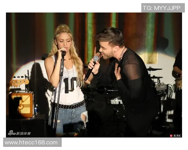 夏奇拉与足球明星亲密合影展现甜蜜瞬间引发粉丝热议